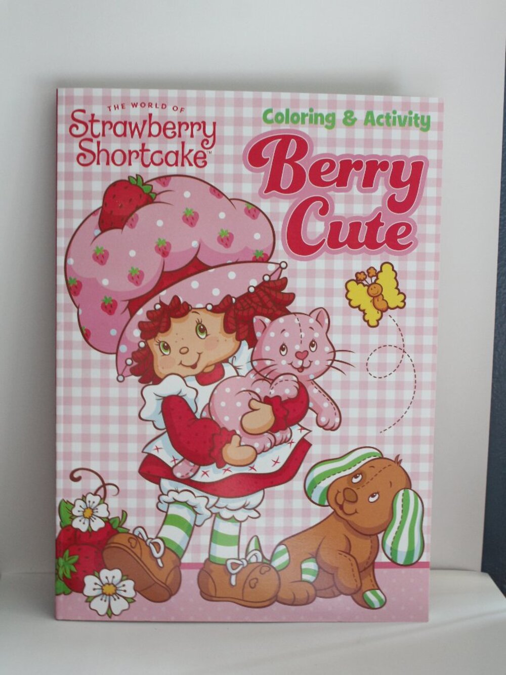 Classic Strawberry Shortcake Colouring Book & Activity 2026
